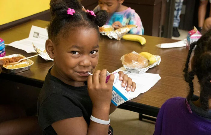 061319 _sustainable-nutrition——Food-Banks_kidandmilk_700x450