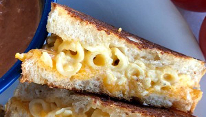 烤通心粉和奶酪三明治