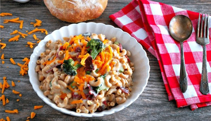 西兰花培根通心粉和奶酪